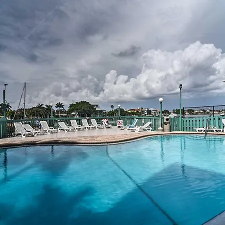 Coastal Condo With Pool, Walk To Clearwater Beach!