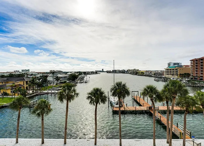 2 Blocks To Clearwater Beach: Walkable Coastal Gem