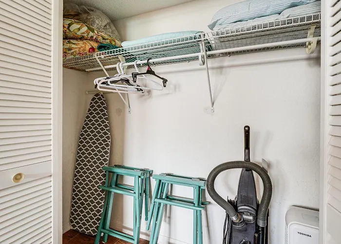 2 Blocks To Clearwater Beach: Walkable Coastal Gem
