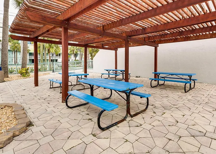2 Blocks To Clearwater Beach: Walkable Coastal Gem *