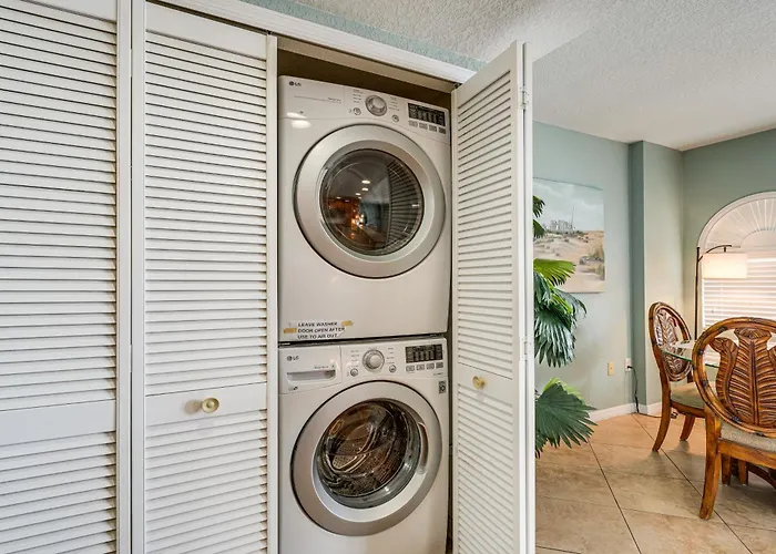 2 Blocks To Clearwater Beach: Walkable Coastal Gem *