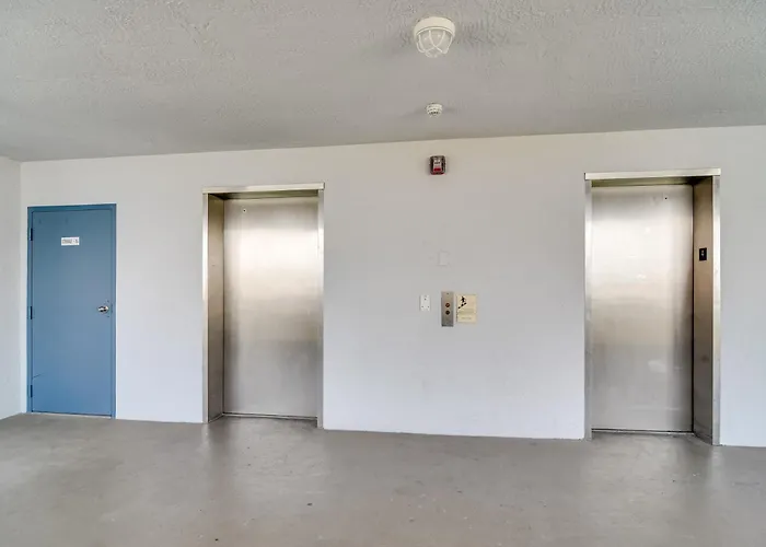 2 Blocks To Clearwater Beach: Walkable Coastal Gem Ferienhaus